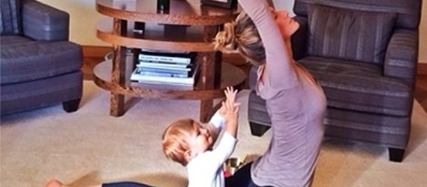 Gisele Bundchen y su hija Vivian haciendo yoga en el salón de su casa