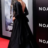 Emma Watson luce la cola de su vestido en el estreno de 'Noé' en Nueva York