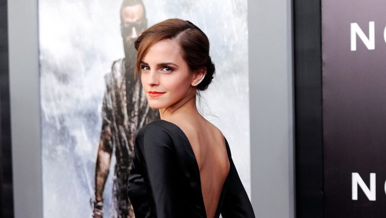 Emma Watson luce la cola de su vestido en el estreno de 'Noé' en Nueva York