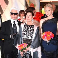 Karl Lagerfeld, Carolina de Mónaco, Charlene de Mónaco y Alberto de Mónaco en el Baile de la Rosa 2014