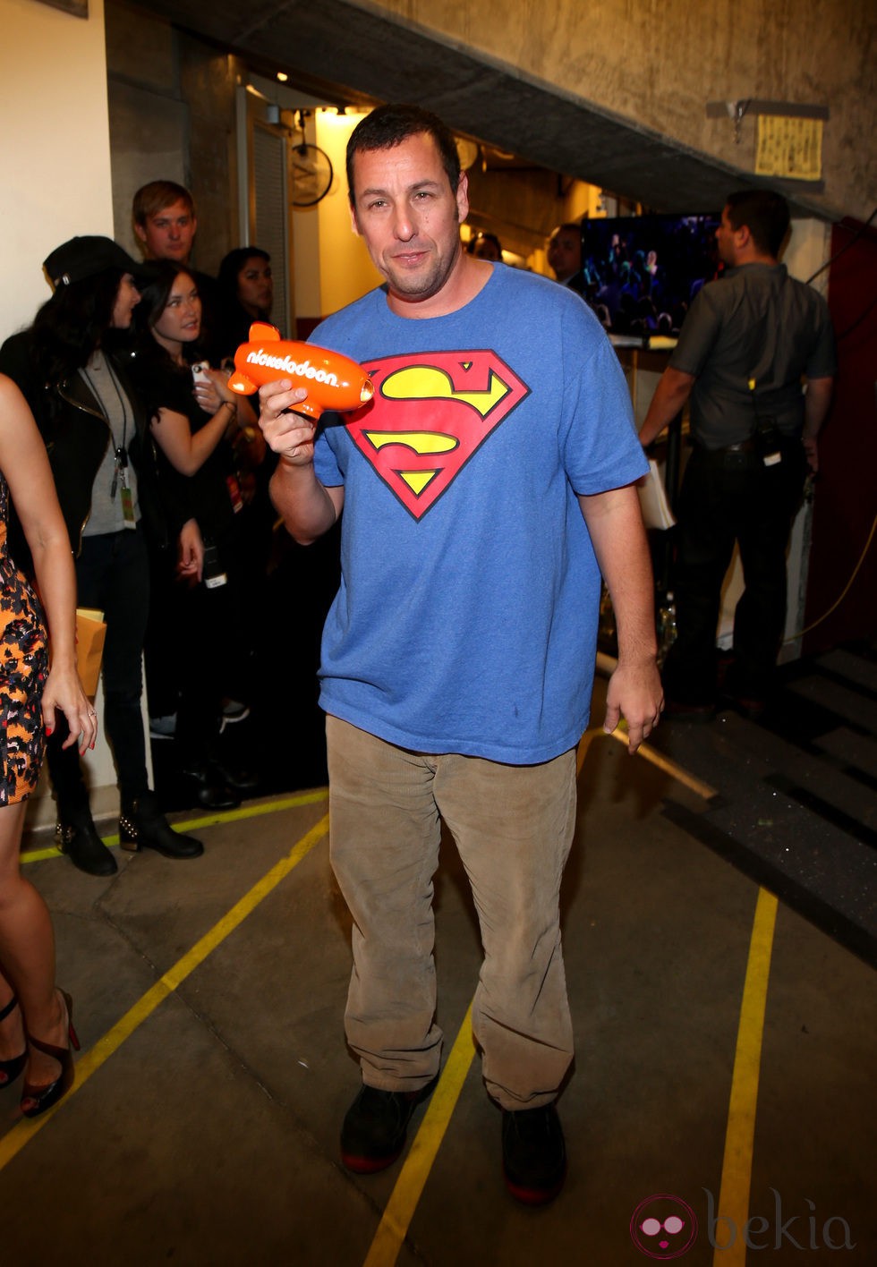 Adam Sandler con su galardón en los Kids Choice Awards 2014