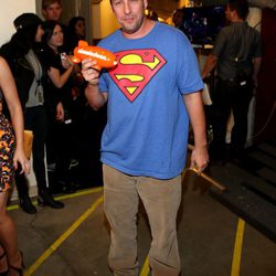 Adam Sandler con su galardón en los Kids Choice Awards 2014