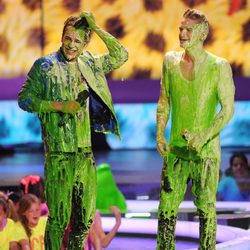 Austin Mahone y Cody Simpson durante su actuación en los Kids Choice Awards 2014