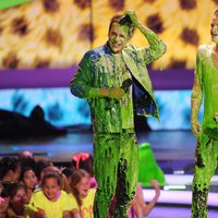 Austin Mahone y Cody Simpson durante su actuación en los Kids Choice Awards 2014