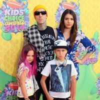 Travis Barker y su familia en los Kids Choice Awards 2014