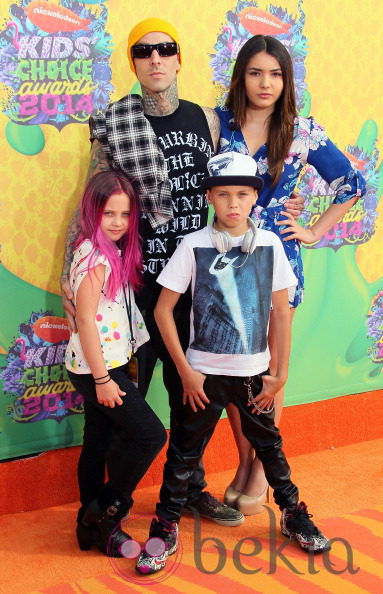 Travis Barker y su familia en los Kids Choice Awards 2014