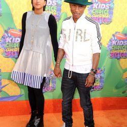 Pharrel Williams con su mujer en los Kids Choice Awards 2014