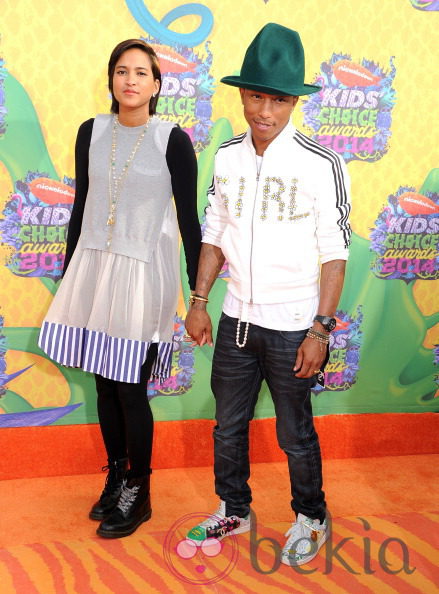 Pharrel Williams con su mujer en los Kids Choice Awards 2014