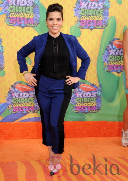 America Ferrera en la alfombra naranja de los Kids Choice Awards 2014