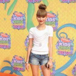 Zendaya en la alfombra naranja de los Kids Choice Awards 2014