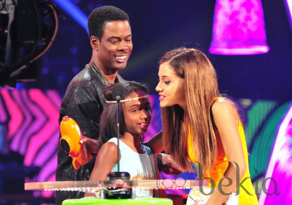 Ariana Grande recoge su premio en los Kids Choice Awards 2014