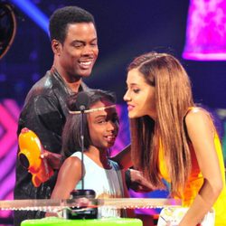 Ariana Grande recoge su premio en los Kids Choice Awards 2014