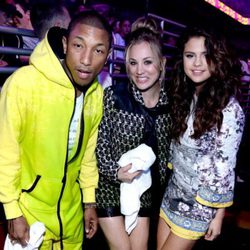 Pharrel Williams, Kaley Cuoco y Selena gomez en los Kids Choice Awards 2014