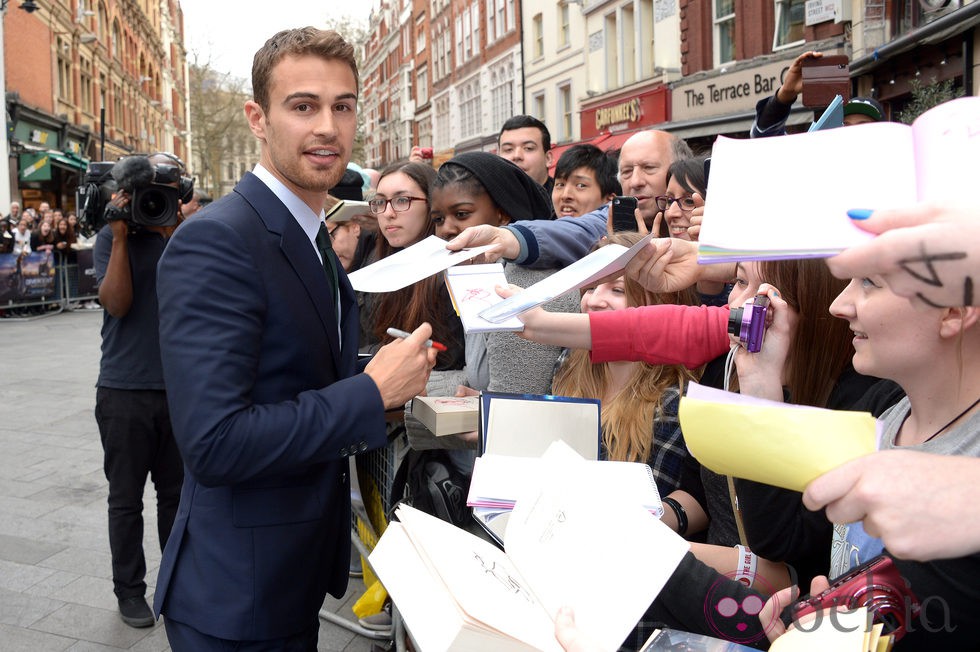 Theo James atiende a los fans en la premiere de 'Divergente' en Londres