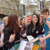 Shailene Woodley atiende a los fans en la premiere de 'Divergente' en Londres