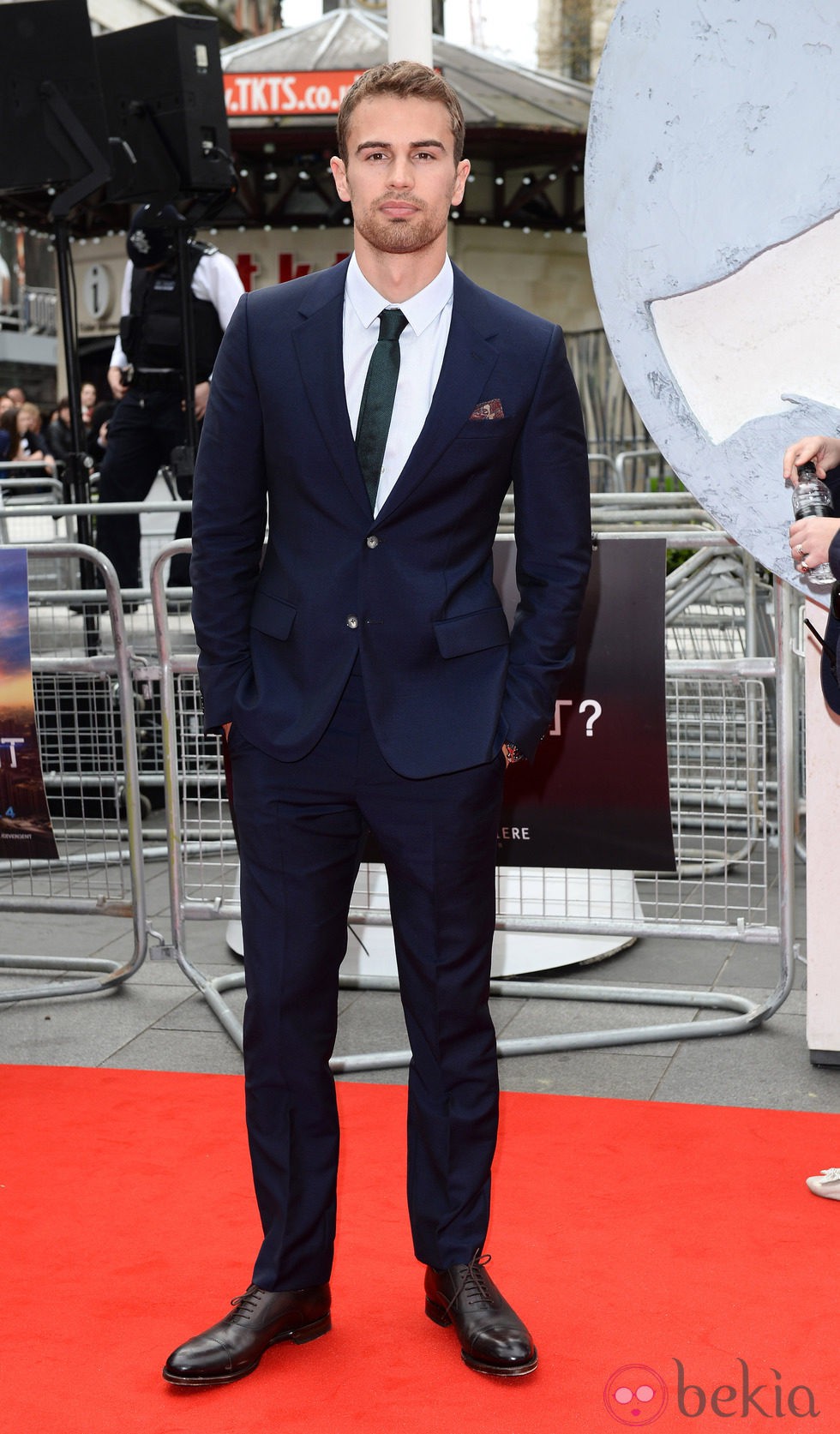 Theo James en la premiere de 'Divergente' en Londres