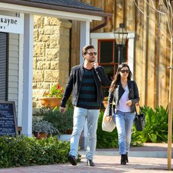 Kourtney Kardashian y Scott Disick caminando por Santa Barbara