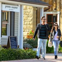 Kourtney Kardashian y Scott Disick caminando por Santa Barbara