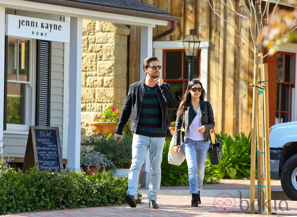 Kourtney Kardashian y Scott Disick caminando por Santa Barbara