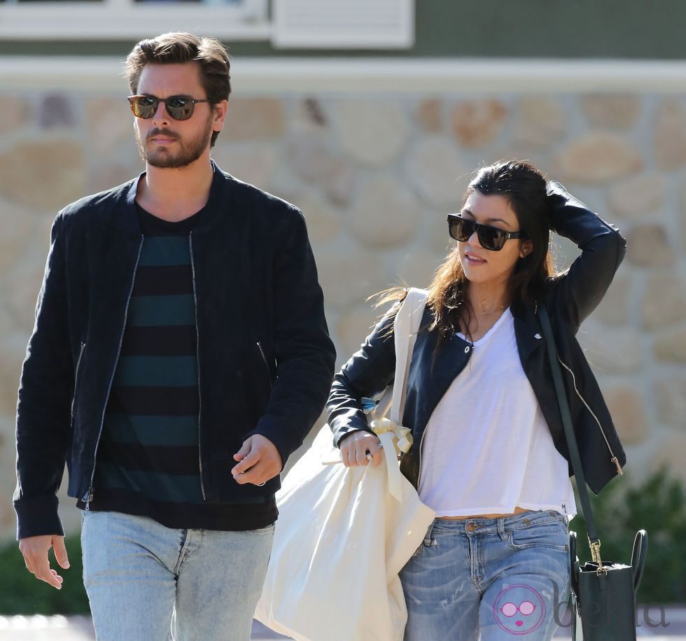 Kourtney Kardashian y Scott Disick pasean por las calles de Santa Barbara