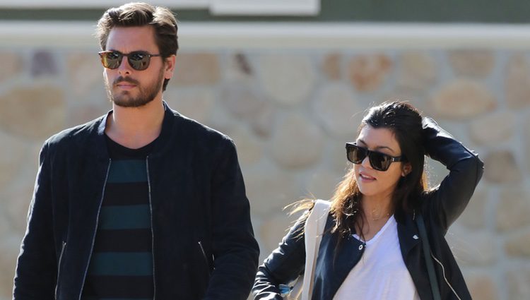 Kourtney Kardashian y Scott Disick pasean por las calles de Santa Barbara