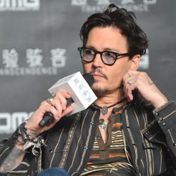 Johnny Depp luce anillo de compromiso en la promoción de 'Trascendence' en China
