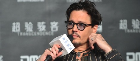 Johnny Depp luce anillo de compromiso en la promoción de 'Trascendence' en China