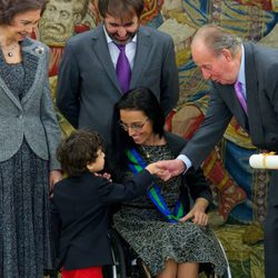 Los Reyes saludan al hijo de Teresa Perales en la entrega de la Gran Cruz del Mérito Deportivo