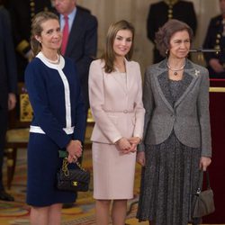 La Infanta Elena, la Princesa Letizia y la Reina Sofía en la entrega del Toisón de Oro a Enrique V. Iglesias