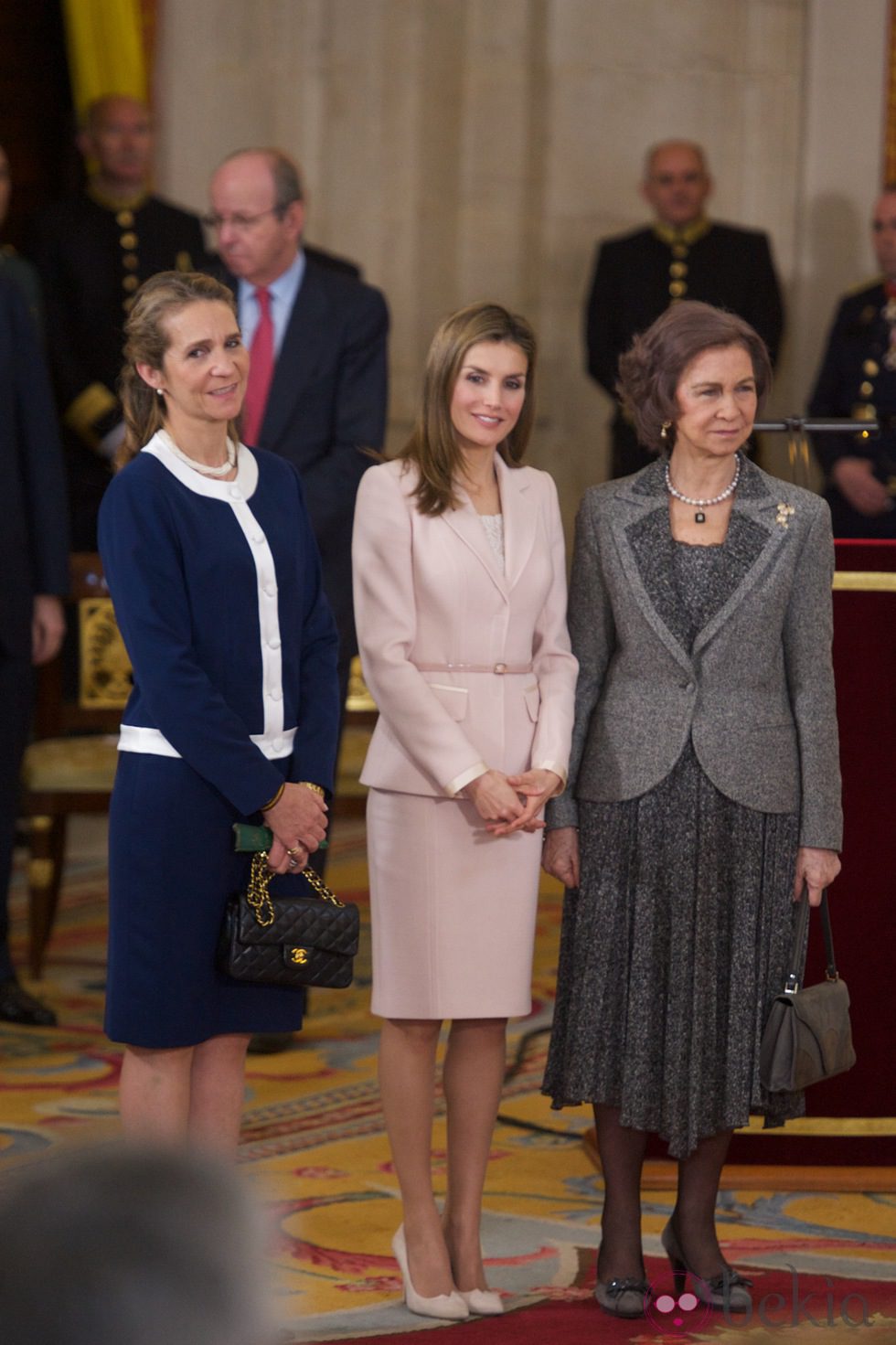 La Infanta Elena, la Princesa Letizia y la Reina Sofía en la entrega del Toisón de Oro a Enrique V. Iglesias