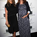 Jennifer Love Hewitt y su amiga Jenna Fischer presentando su nueva línea de ropa