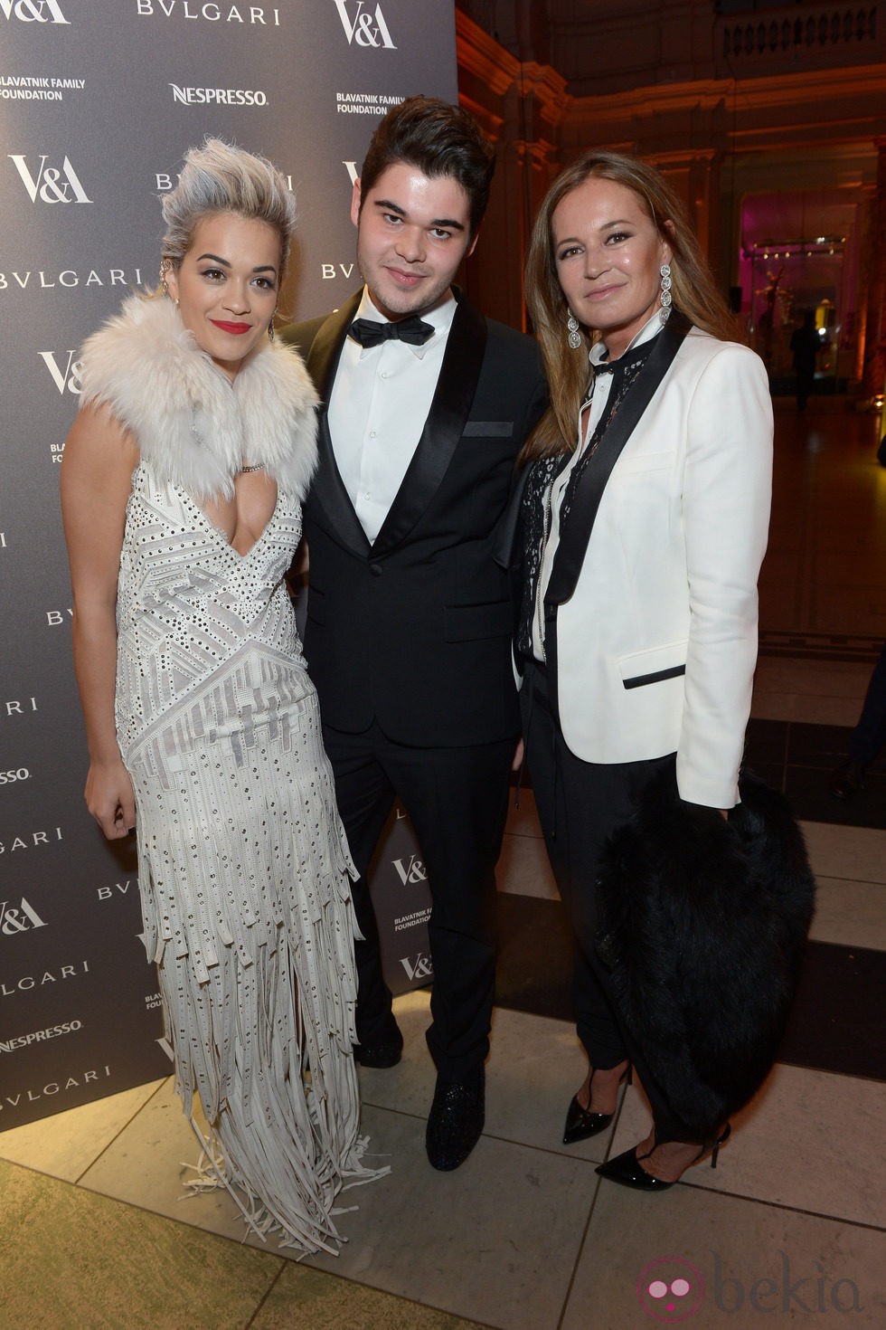 Rita Ora, Eva Cavalli y Rob Cavalli en la exposicion 'The Glamour of Italian Fashion 1945-2014'