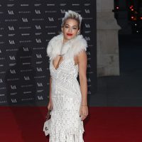 Rita Ora en la expocisión de 'The Glamour of Italian Fashion 1945-2014'