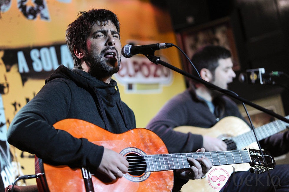 José y David Muñoz, Estopa, cantando en la presentación de su gira 'A solas'