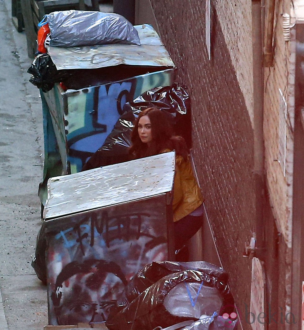 Megan Fox entre basura en el rodaje de 'Las Tortugas Ninja'