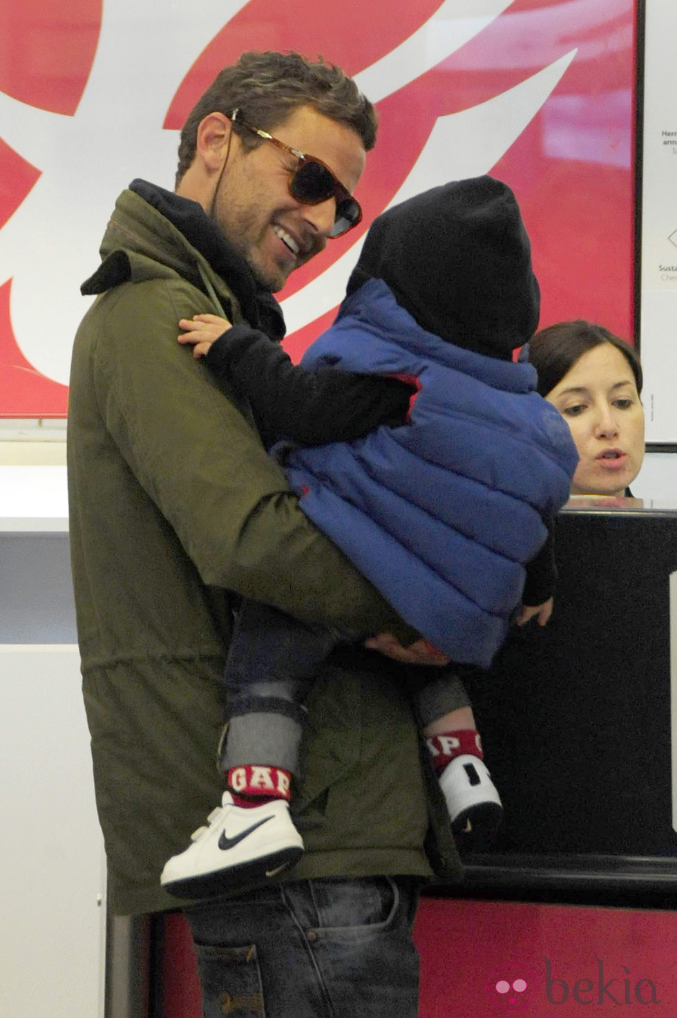 Carlos Seguí con su hijo Lucas en el aeropuerto de Madrid