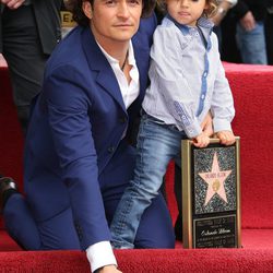 Orlando Bloom con su hijo Flynn recibiendo su estrella en el Paseo de la Fama de Hollywood