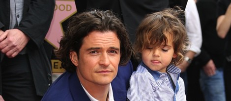 Orlando Bloom con su hijo Flynn recibiendo su estrella en el Paseo de la Fama de Hollywood