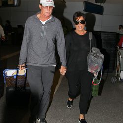Bruce y Kris Jenner cogidos de la mano en el aeropuerto de Los Angeles