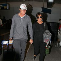 Bruce y Kris Jenner cogidos de la mano en el aeropuerto de Los Angeles