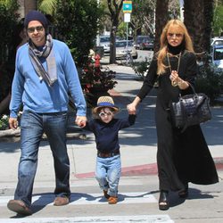 Rodger Berman y Rachel Zoe con Skyler en un parque de Los Angeles