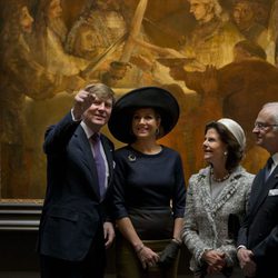Los reyes de Suecia y los de Holanda visitan el Rijksmuseum de Amsterdam