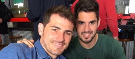 Iker Casillas e Isco Alarcón en el descanso de un rodaje publicitario en Madrid