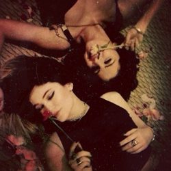 Selena Gomez y Kylie Jenner posan con rosas en el suelo