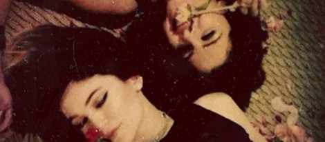 Selena Gomez y Kylie Jenner posan con rosas en el suelo