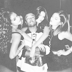 Selena Gomez, Kendall Jenner y Kylie Jenner de fiesta con un amigo