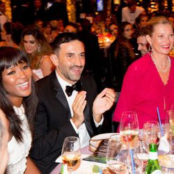 Naomi Campbell, Riccardo Tisci y Kate Moss en la gala amFAR 2014 Sao Paulo