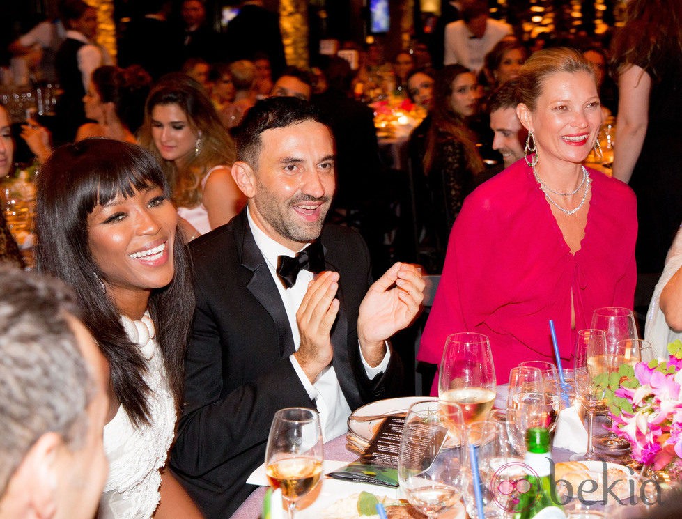 Naomi Campbell, Riccardo Tisci y Kate Moss en la gala amFAR 2014 Sao Paulo