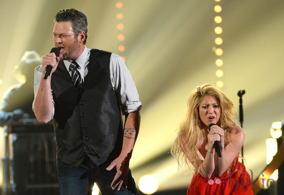 Blake Shelton y Shakira actúan en la gala de los premios CMA 2014