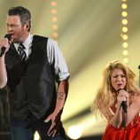 Blake Shelton y Shakira actúan en la gala de los premios CMA 2014